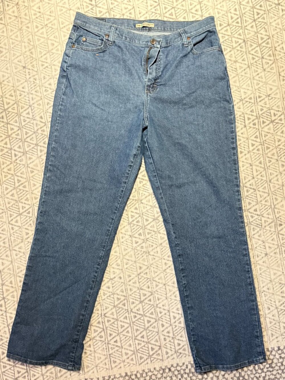 Levi’s 305 Medium Wash Jeans – Size 16